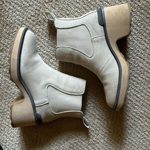 Sorel 8.5 cream Chelsea booties